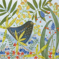 Un paquet de broderie Bothy Threads avec un oiseau noir aux accents dorés parmi des feuilles vertes, des fleurs jaunes, des étoiles rouges et des bourgeons bleus. Le fond est dun bleu ciel clair, ce qui crée une scène colorée inspirée de la nature.