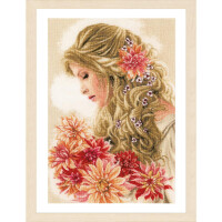Ein gerahmtes Gemälde zeigt eine Frau mit langem, welligem Haar, das mit rosa und lila Blumen geschmückt ist und nach unten blickt. Sie hält einen Strauß großer, leuchtend orangefarbener, rosa und roter Blumen in den Händen. Der Hintergrund ist hell und sanft gewolkt und erzeugt eine verträumte Atmosphäre, die an ein Stickpackungsmuster von Lanarte erinnert.