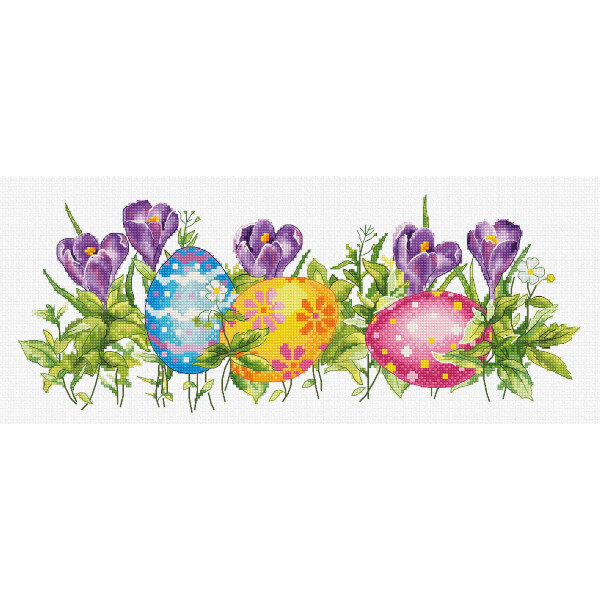 Un colorato disegno a punto croce con tre uova di Pasqua tra fiori viola in fiore e foglie verdi. Le uova sono decorate con motivi floreali nei toni del blu, del giallo e del rosa e sono immerse nel verde, con uno sfondo di fiori di croco viola brillante - perfette per il vostro prossimo progetto di ricamo Luca-s pack.