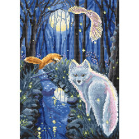 Una mágica escena de bosque con luna llena iluminando el cielo nocturno. Un zorro blanco de ojos brillantes se encuentra junto a un arroyo reflectante. Un búho con las alas extendidas y un zorro de cola tupida se mueven por el aire. Las luciérnagas añaden un toque centelleante al paisaje iluminado por la luna y se asemejan a un intrincado diseño del paquete de bordado de Letistitch.