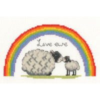 Kreuzstich-Stickpackung von Bothy Threads mit einem größeren Schaf, das unter einem Regenbogen ein kleineres Schaf anstupst. Darüber sind die Worte „Love ewe“ in Schwarz gestickt. Die leuchtenden Bänder in Rot, Orange, Gelb, Grün, Blau und Lila wölben sich über das Schaf auf weißem Hintergrund. Dieses bezaubernde Kreuzstich-Design verleiht jedem Raum Wärme.