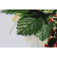 Kit a punto croce contato Abris Art "Strawberry Bouquet", 40x32cm, fai da te