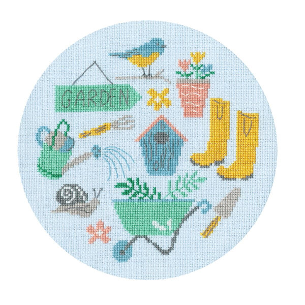 Ein kreisförmiges Bild einer Bothy Threads Stickpackung mit einem Kreuzstichmuster, das verschiedene Gartenartikel darstellt. Es enthält eine Gießkanne, eine Schnecke, eine Gartengabel, eine Kelle, Blumentöpfe, gelbe Stiefel, ein Vogelhäuschen, einen Blauvogel und eine Schubkarre mit Blumen. Auf dem hellblauen Hintergrund ist ein Schild mit der Aufschrift „GARTEN“ zu sehen.