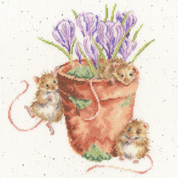 Eine bezaubernde Bothy Threads Stickpackung zeigt zwei Mäuse, die auf und um einen verwitterten Terrakotta-Topf mit blühenden lila Krokussen spielen. Eine Maus lugt über den Rand, während die andere an der Seite hochklettert. Das Stickbild ist in sanften Pastellfarben auf einem leicht gesprenkelten weißen Hintergrund dargestellt.
