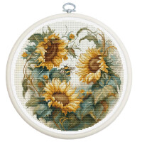 Een cirkelvormig borduurmotief met een helder trio zonnebloemen met rijke, gouden bloemblaadjes en weelderig groene bladeren. Een bij zweeft in de buurt van de zonnebloem in het midden. Dit Luca-s borduurpakket wordt omlijst door een wit borduurring en het gedetailleerde borduurwerk vangt de natuurlijke schoonheid van de bloemen en de bij.