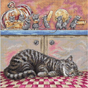 Ein Kunstwerk von Letistitch Stickpackung zeigt eine friedliche, gestreifte getigerte Katze, die auf einem rot-weiß karierten Boden schläft. Darüber stiehlt eine Gruppe von sechs verspielten Mäusen Käse aus einer Glasglocke auf einer Arbeitsplatte, wobei ein rosafarbener Hintergrund für eine skurrile Stimmung sorgt.