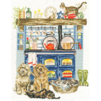 Eine gemütliche Küchenszene mit einem blauen Herd und einem lebhaften Feuer darin, das an eine bezaubernde Stickpackung von Bothy Threads erinnert. Zwei Keramik-Kochgeschirrteile stehen auf dem Herd. Vier Hunde sitzen auf dem Boden; einer liegt, während zwei Katzen auf der Arbeitsplatte und eine in einem Korb sind. Im Hintergrund sind Regale mit Küchenutensilien und grünen Stiefeln in der Nähe zu sehen.