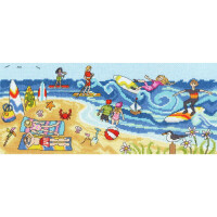 Een kleurrijk strandtafereel met mensen die bezig zijn met verschillende activiteiten. Surfers berijden de golven, kinderen spelen met een rode bal en twee kinderen met roze hoeden kijken naar een zeilboot. Er liggen boeken, zonnebrillen en een drankje op een strandkleed. Bij het water liggen surfplanken, strandspeelgoed, borduurpakket bloemen van Bothy Threads en een zeevogel.