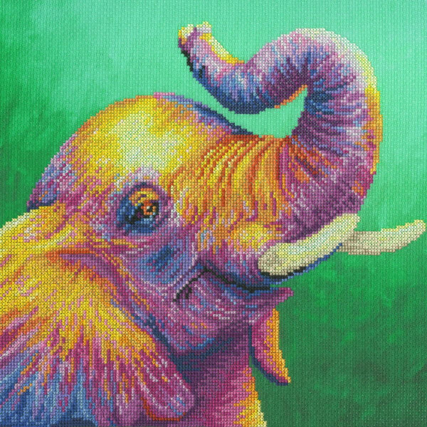 Ein farbenfrohes, pixeliges Bild eines Elefanten mit nach oben gebogenem Rüssel. Der Elefant zeigt eine lebendige Mischung aus gelben, violetten und rosa Farbtönen vor einem grün abgestuften Hintergrund. Die einzigartigen Farbmuster ähneln einer Stickpackung von Bothy Threads und erzeugen eine eindrucksvolle und künstlerische Darstellung des Tieres.