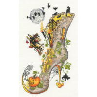 Eine Illustration eines skurrilen hochhackigen Stiefels in Form eines Burgturms. Der Stiefel, der einer detailreichen Bothy Threads Stickpackung ähnelt, ist mit Ranken, Fledermäusen, einer Krähe, die einen Zaubertrank trägt, einem Vollmond und einer lächelnden Kürbislaterne in der Nähe des Absatzes verziert. Der Turm hat Fenster und eine Tür und kombiniert Halloween- und Fantasy-Elemente.