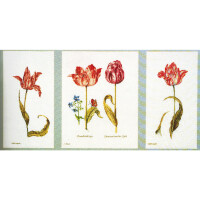 Das von dir beschriebene Bild zeigt eine botanische Illustration in drei Panels, die jeweils eine andere rote Tulpenvarietät mit einzigartigen Blütenblattformen und unterschiedlichen Rottönen darstellen. Diese Details sind die perfekte Inspiration für eine Stickpackung von Thea Gouverneur.- **Linkes Panel**: Eine hohe Tulpe mit gewellten Blättern, die majestätisch wirkt.- **Zentrales Panel**: Zwei wunderschöne Tulpen umgeben von kleinen blauen Blumen, was einen schönen Kontrast zu den roten Tönen bietet.- **Rechtes Panel**: Eine elegante Tulpe mit einem leicht gebogenen Stiel, die Anmut und Grazie ausstrahlt.Diese Stickvorlage muss noch gestickt werden. Ein solches Thea Gouverneur Stickset enthält normalerweise alles Notwendige wie das vorgedruckte Muster auf Stoff (oft Aida), farblich abgestimmte Garnknäuel und eine detaillierte Anleitung. Sobald es fertiggestickt ist, könnte es ein wunderschönes Kunstwerk sein, das sowohl botanische Schönheit als auch handwerkliches Geschick zur Geltung bringt.