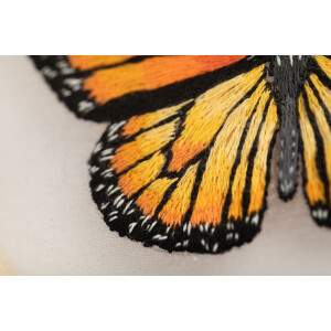 Kit punto raso estampado Panna sobre Organza con aro de madera "Mariposa Monarca", 13x13cm