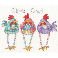 Ein farbenfrohes Stickpackungsdesign von Bothy Threads zeigt drei skurrile Hühner, die nebeneinander stehen und über denen „Chick Chat“ steht. Jedes Huhn ist einzigartig in leuchtenden Grün-, Rot- und Lilatönen dekoriert und sie halten Tassen. Die Hühner haben verlängerte Beine mit Streifenmuster.