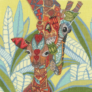Eine aufwendig gemusterte Bothy Threads Stickpackung zeigt eine Giraffe und ihr Kalb vor einem lebendigen Hintergrund aus blauen und grünen abstrakten Blättern auf gelbem Untergrund. Die Giraffen sind mit bunten geometrischen Formen und Mustern geschmückt, die ihnen ein mosaikartiges Aussehen verleihen.