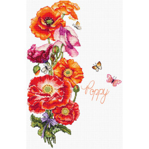 Kreuzstichstickerei mit leuchtenden Mohnblumen in Rot- und Orangetönen, geschmückt mit grünen Blättern und gebunden mit einem violetten Band. Schmetterlinge schweben um die Blumen herum und verleihen einen Hauch von Verspieltheit. Das Wort „Poppy“ ist elegant in orangefarbener Schreibschrift auf der rechten Seite gestickt – eine perfekte Stickpackung für Letistitch-Fans.