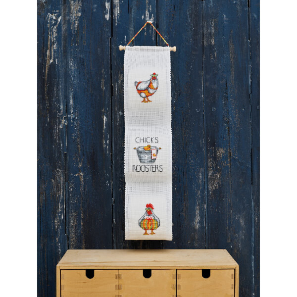 Набор для вышивки крестом Permin Настенная вешалка "Держатель для туалетной бумаги Цыплята и петухи", 12х60см