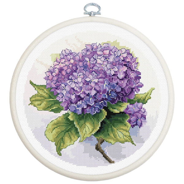 Eine Luca-s Stickpackung, die eine leuchtend violette Hortensienblüte mit vielen Blütenblättern und grünen Blättern zeigt. Das Design ist in einen runden weißen Stickrahmen eingerahmt. Der Hintergrund ist schlicht weiß und lenkt die Aufmerksamkeit auf das detaillierte Blumenkunstwerk.