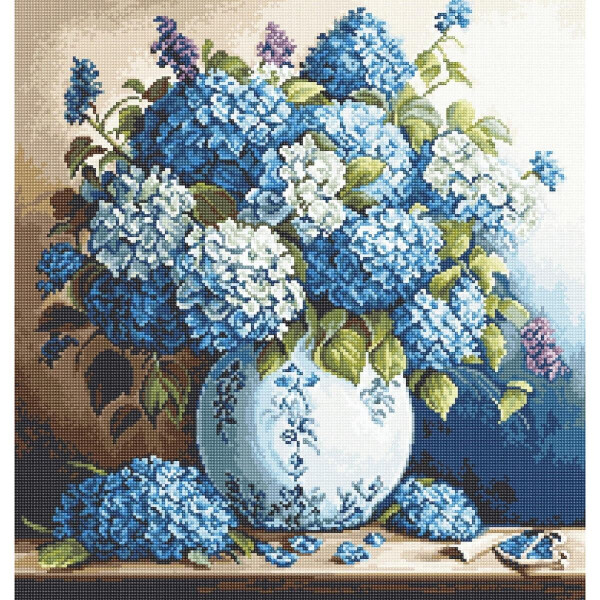 Ein Blumenarrangement aus blauen und weißen Hortensien in einer weißen Porzellanvase mit blauem Blumenmuster. Die Vase steht auf einer Oberfläche mit verstreuten Blütenblättern, einem blauen Band und einer Luca-s Stickpackung. Der Hintergrund weist einen Farbverlauf aus hellen Braun- und sanften Blautönen auf, der der Szene Tiefe verleiht.