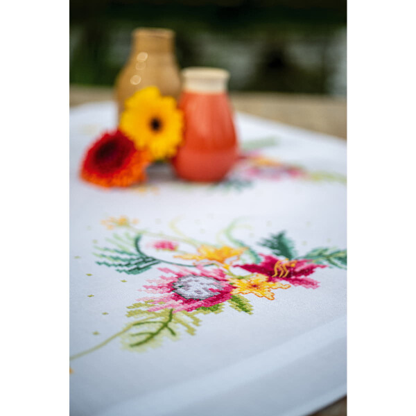 Vervaco gestempeld borduurpakket tafelkleed "Tropical Flowers", 80x80cm