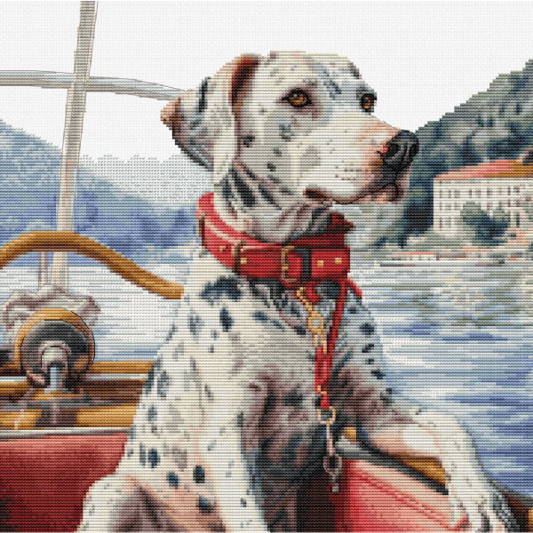 Un dálmata con collar rojo está sentado en una barca y mira a lo lejos. La barca está en una tranquila masa de agua con colinas y un edificio al fondo. El perro parece tranquilo y sereno, con una pata apoyada en el lateral de la barca, lo que recuerda la esencia pacífica de un paquete de bordados de Luca-s.