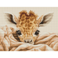 Imagen de la cara de una cría de jirafa asomando desde una suave manta beige. La jirafa tiene ojos grandes y oscuros con largas pestañas, pelaje marrón claro con manchas más oscuras y huesecillos pequeños. Su expresión facial parece tranquila y curiosa sobre el fondo beige liso. Perfecta para un proyecto de pack de bordado de Luca-s.