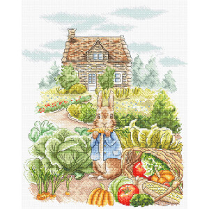 Eine Illustration eines Kaninchens in einer blauen Jacke, das in einem Gemüsegarten eine Karotte frisst. Der Garten bietet Gemüse wie Kohl, Kürbisse und Blattgemüse. Im Hintergrund ist ein Steinhaus inmitten von Bäumen und Blumen unter einem bewölkten Himmel zu sehen, perfekt für inspirierende Letistitch Stickpackung-Projekte.