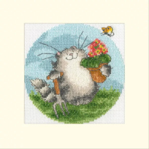 Eine zarte Stickpackung von Bothy Threads zeigt eine flauschige, grau-weiße Katze, die lächelt und einen Topf mit rosa Blumen hält. Die Katze steht auf grünem Gras vor einem blauen Himmelshintergrund. Eine kleine gelbe Biene schwebt über dem Kopf der Katze, an deren Körper eine Gartengabel lehnt.