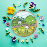 Bothy Threads felt embroidery with wooden hoop, printed background "Host Of Golden Daffodils", EFE5, Diam 15cmcm, DIY