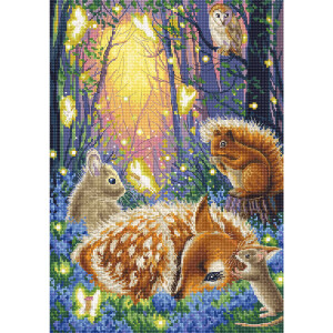 В мистическом лесу в окружении голубых цветов спит олененок. За ним наблюдают любопытный кролик, белка и мышь. Яркие светлячки освещают окрестности и ведут к светящемуся проходу сквозь вечнозеленые деревья. Над ним сидит сова и пристально наблюдает за происходящим - отличное вдохновение для наборов для вышивания Letistitch.