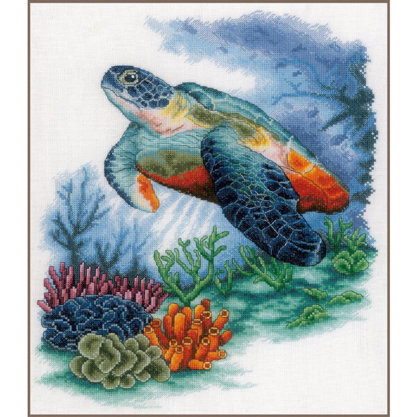 Детализированный набор для вышивания Lanarte с изображением морской черепахи, плавающей среди ярких кораллов. У черепахи красочный панцирь в оттенках синего, оранжевого и зеленого. На фоне подводной сцены изображены различные кораллы красного, оранжевого и желтого цветов, голубая вода и водоросли.
