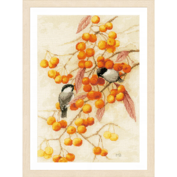 На картине в рамке, созданной с помощью набора для вышивания Lanarte, изображены две маленькие птички, сидящие на ветвях дерева с многочисленными гроздьями ярко-оранжевых ягод. Фон - мягкий, светло-бежевый, что позволяет выделить яркие цвета ягод и птиц. Листья выполнены в приглушенных оттенках коричневого и красного.