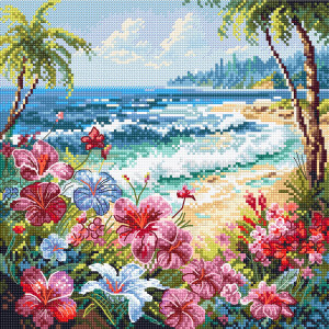 Ein lebendiges Kunstwerk von Letistitch Stickpackung, das eine tropische Strandszene zeigt. Im Vordergrund blühen bunte Blumen in Rosa, Rot und Weiß. Der Mittelgrund zeigt einen Sandstrand mit tosenden Wellen. Hohe Palmen flankieren die Szene, während eine Fernsicht auf Grün und einen strahlend blauen Himmel den Hintergrund vervollständigt.