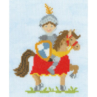 Eine Bothy Threads Stickpackung zeigt einen Ritter in silberner Rüstung mit goldenem Federbusch, der auf einem braunen Pferd reitet. Der Ritter hält einen Schild mit blauen und weißen Abschnitten und trägt eine rot-gelbe Tunika. Das Pferd ist in ein passendes rot-gelbes Gewand vor einem hellblauen Hintergrund gehüllt.