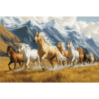 Eine Herde Pferde rennt über ein goldenes Feld mit hohem Gras. Ihre verschiedenen Farben – Braun, Weiß und Beige – ergänzen die Szene. Im Hintergrund erheben sich schneebedeckte Berge vor einem teilweise bewölkten blauen Himmel und unterstreichen die Schönheit der Landschaft. Es ist, als hätte die Natur selbst diese malerische Landschaft in eine Stickpackung von Luca-s verwandelt.