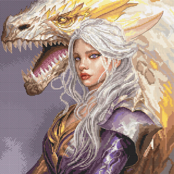 Una ilustración muestra a una mujer de pelo plateado con una armadura púrpura ornamentada con elaborados motivos dorados. Está delante de un dragón grande y feroz con escamas blancas y dientes afilados. El fondo es de un gris apagado y se asemeja a las precisas texturas del paquete de bordados de Letistitch, tanto en la mujer como en el dragón.