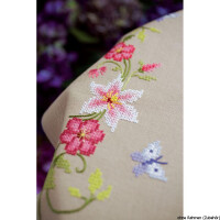 Vervaco tafelkleed "Roze bloemen met vlinders", borduurmotief getekend