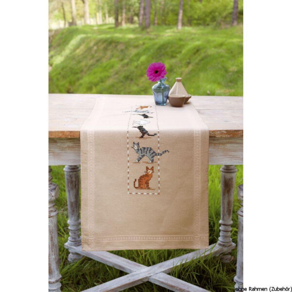 Camino de mesa Vervaco "Gatos juguetones", patrón de bordado dibujado