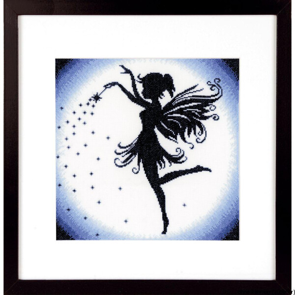 Silhouet van een fee midden in een dans, met sterren die uit haar hand spuiten. Haar delicate vleugels en vloeiende jurk worden benadrukt door een cirkelvormige achtergrond met een kleurverloop van wit naar blauw. De afbeelding is perfect voor het Lanarte borduurpakket en heeft een elegante zwarte rand.