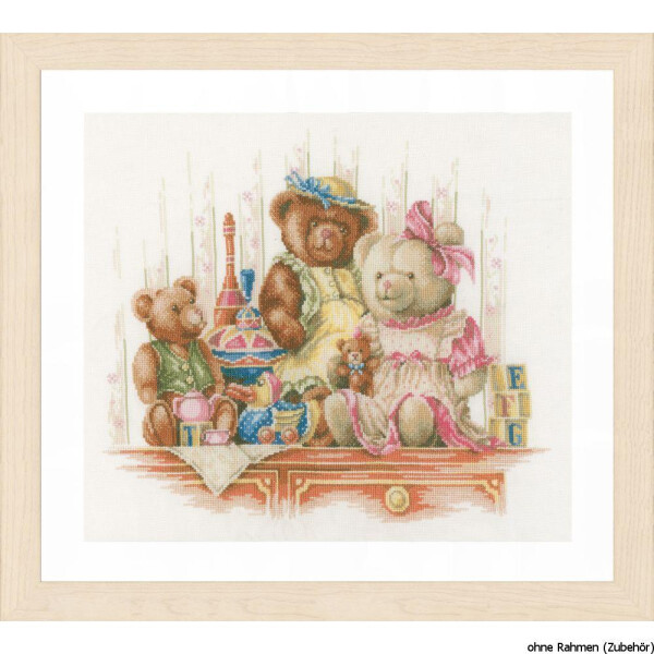 Een ingelijst borduurpakket van Lanarte laat drie teddyberen zien die op een houten bankje zitten. De beren, gekleed in vintage kleding, worden omringd door verschillend speelgoed, waaronder bouwblokken, een speelgoedtrommel en een stapel piramides. Op de achtergrond staat een patroon van heldere lijnen uit de Stickset collectie kruissteekpatronen.